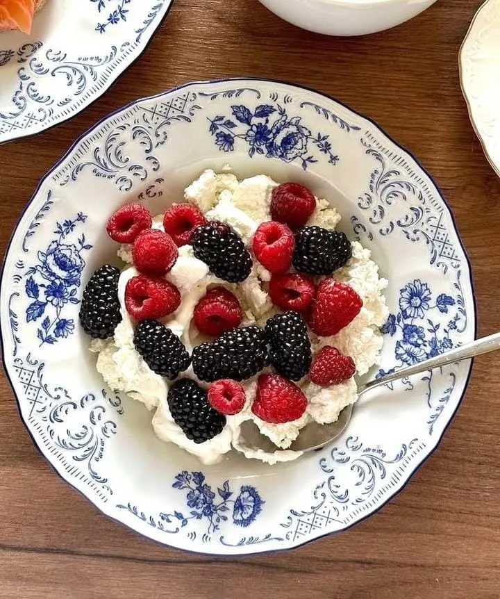 Mini Cottage Cheese Bowl with Flax and Berries