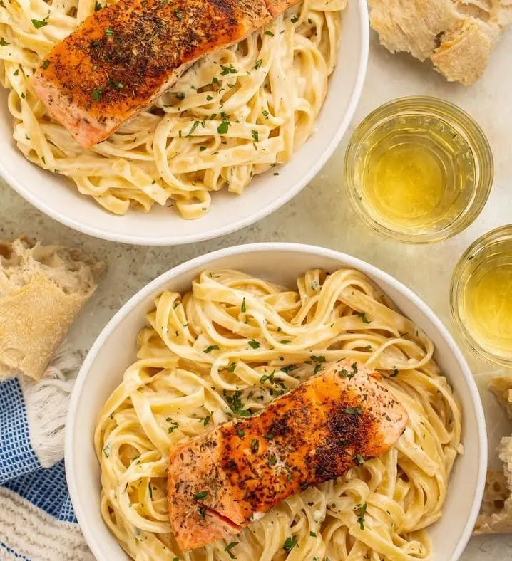 How to Serve Salmon Alfredo Pasta