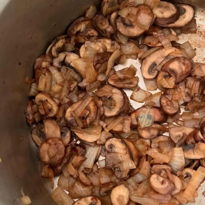 How to Prepare Hungarian Mushroom Soup (Step-by-Step)