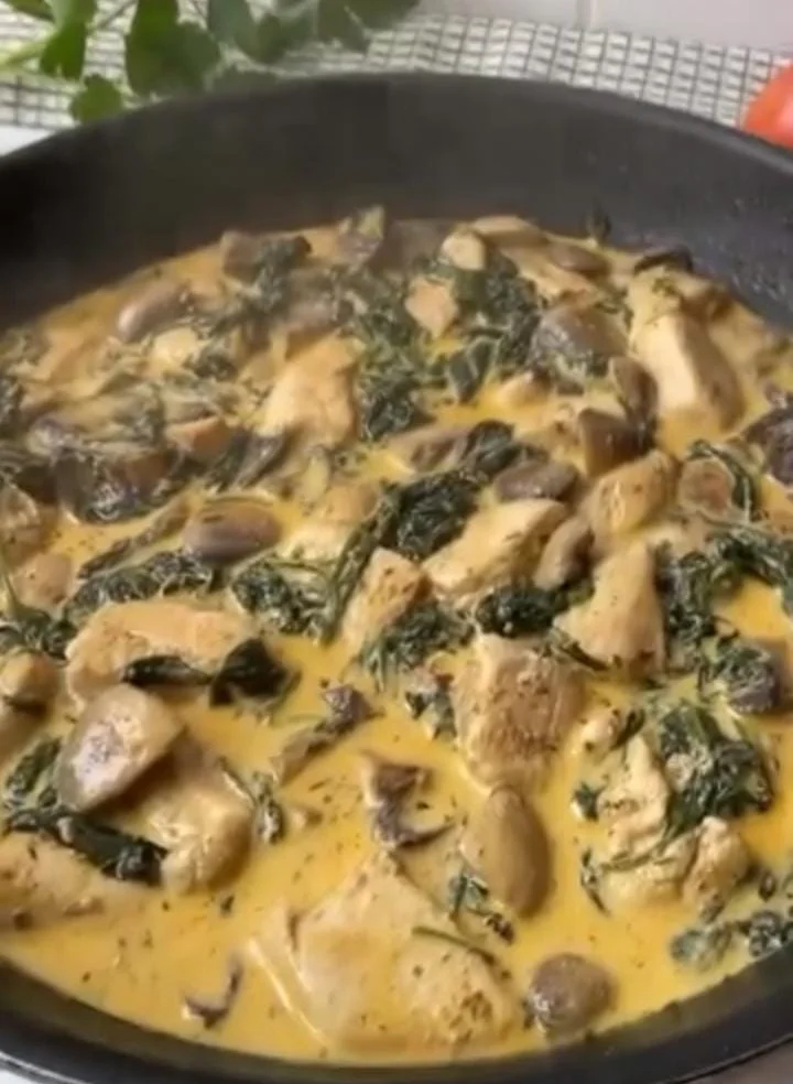 Creamy Mushroom & Spinach Chicken (Lightened)