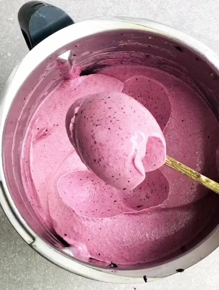 Creamy Frozen Blueberry Smoothie Bowl