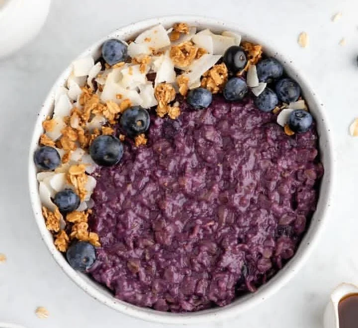 Oatmeal with Chia Seeds and Berries