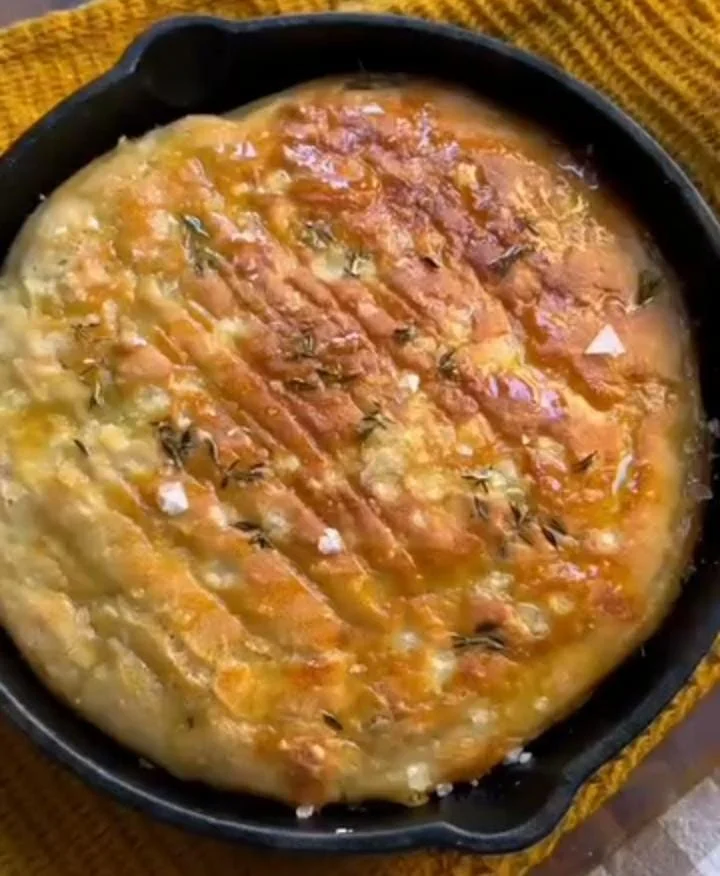 Cheesy Keto Skillet Bread