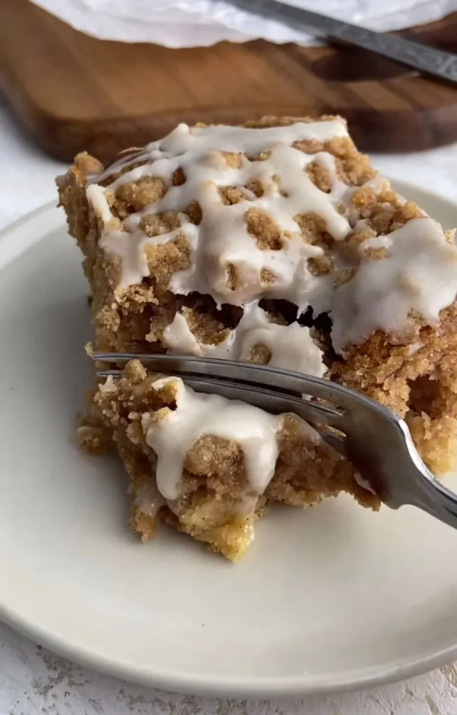 Apple Cinnamon Crumble Cake